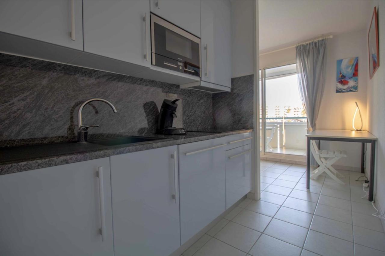 Apartment With Balcony And View On The Port Fréjus Eksteriør bilde